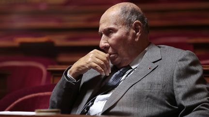 Le s&eacute;nateur UMP Serge Dassault dans l'h&eacute;micycle du Palais du Luxembourg &agrave; Paris, le 20 d&eacute;cembre 2012. (JACQUES DEMARTHON / AFP)