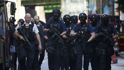 Des policiers britanniques armés, le 4 juin 2017, dans le quartier du London Bridge, à Londres (Royaume-Uni), au lendemain d'un attentat. (NIKLAS HALLE'N / AFP)