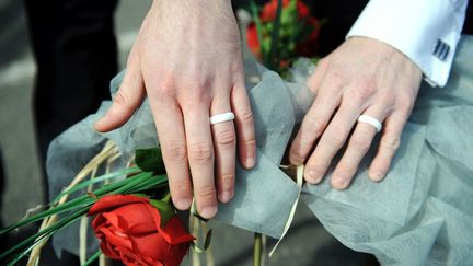 Mariage "symbolique" de deux hommes &agrave; Lannion&nbsp;(C&ocirc;tes-d'Armor) le 15 avril 2012. (FRED TANNEAU / AFP)