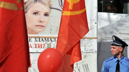 Une affiche appelant &agrave; lib&eacute;ration de&nbsp;Ioulia Timochenko dans une rue de Kiev (Ukraine) le 1er mai 2012. (SERGEI SUPINSKY / AFP)