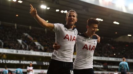 L'attaquant de Tottenham, Harry Kane, célèbre son doublé avec son coéquipier, Son Heung-Min.  (BEN STANSALL / AFP)