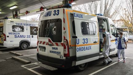 Des personnels du SAMU SMUR du CHU Pellegrin de Bordeaux (Gironde), en novembre 2020. (LUC NOBOUT / MAXPPP)