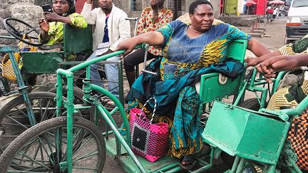 Côté congolais, beaucoup de ceux qui pratiquent le transport des marchandises sont des personnes handicapées, dont de nombreuses femmes. Leur travail consiste principalement à acheminer des produits vivriers à l’aide de tricycles aménagés. Cette activité leur permet d’éviter la mendicité, comme c’est souvent le cas pour de nombreux handicapés. Ces personnes travaillent pour des commerçants, car d’anciennes réglementations douanières ont rendu financièrement avantageux ce type de transport.&nbsp; &nbsp; &nbsp; (DJAFFAR AL-KATANY / REUTERS)