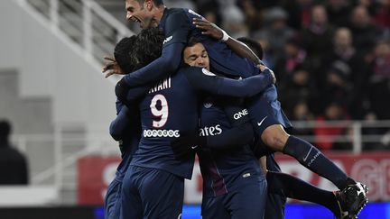 La joie des Parisiens autour d'Edinson Cavani (PHILIPPE DESMAZES / AFP)