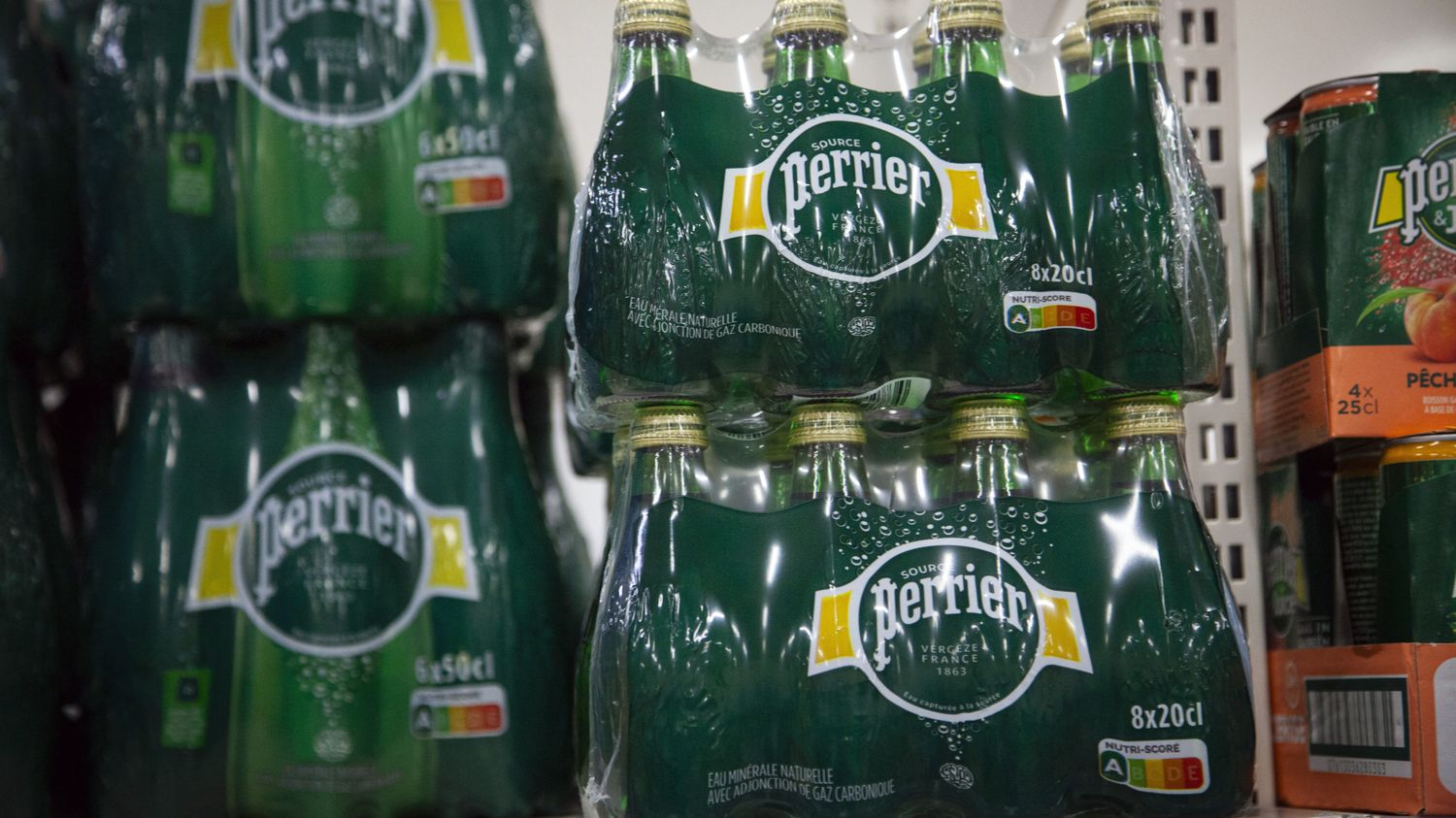 Nestlé ha distrutto parte della sua produzione d'acqua a Perrier come “misura precauzionale” dopo forti piogge.