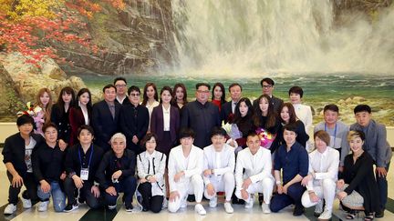 Le dirigeant nord-coréen et son épouse au milieu d'artistes sud-coréens, à Pyongyang, le 1er avril 2018. (AFP PHOTO/KCNA VIA KNS)