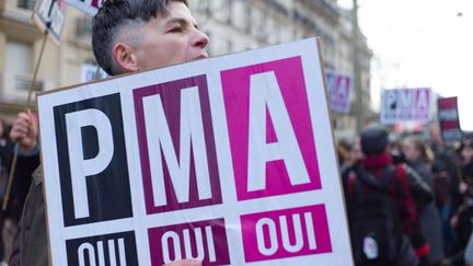 #LA PMAAu-del&agrave; du mariage pour tous, c'est beaucoup de l'adoption et de la procr&eacute;ation m&eacute;dicalement assist&eacute;e que l'on d&eacute;battu. L&agrave; o&ugrave; tous les pro mariage de se retrouvent pas forc&eacute;ment. Un projet de loi en ce sens devrait &ecirc;tre pr&eacute;sent&eacute;&nbsp;dans le cadre des discussions sur la famille qui auront lieu &agrave; la fin de l'ann&eacute;e. (MAXPPP)