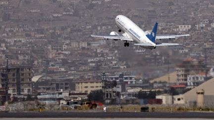 Un avion de la compagnie Ariana Afghan Airlines décolle de l'aéroport de Kaboul, le 11 septembre 2021. (KARIM SAHIB / AFP)