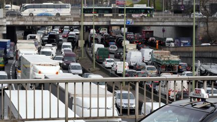 Un bouchon &agrave; Paris en raison d'une gr&egrave;ve des taxis, le 10 f&eacute;vrier 2014. (MUSTAFA YALCIN / ANADOLU AGENCY)