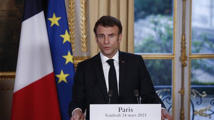 Emmanuel Macron s'exprime à l'Elysée, le 24 mars 2023, lors de la réception de son homologue du Costa Rica, Rodrigo Chaves Robles. (YOAN VALAT / AFP)