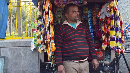 Jagarnath Ral a 35 ans. Il vend des cigarettes depuis 20 ans mais n’est propriétaire de cette échoppe que depuis 6 ans. Lorsqu’on lui demande ce qu’il préférerait faire, il répond en souriant être très satisfait. Avec ses 250 euros mensuels et en travaillant 14 heures par jour, il parvient à payer les études de ses quatre enfants. En Inde, les cigarettes se vendent à l’unité. Et surtout, les «panwallahs» sont réputés pour leurs «pans»: un mélange d’épices et de tabac pliés dans une feuille de bétel et chiqués. Cette mixture laisse souvent des traces rouges sur les gencives et les dents. (Amanda Jacquel)