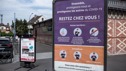 Une affiche du gouvernement lors de l'épidémie de Covid-19, à Asnières (Hauts-de-Seine), le 7 mai 2020. (NICOLAS MESSYASZ/SIPA / NICOLAS MESSYASZ)