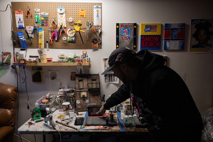 Danny Cortes parle de sa miniature dans son studio du quartier de Brooklyn à New York, le 19 décembre 2022. (YUKI IWAMURA / AFP)