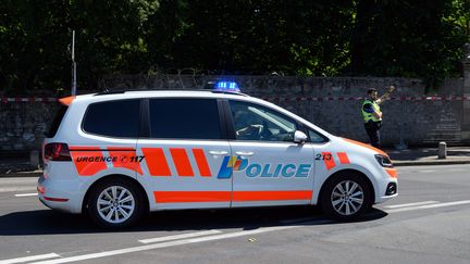 Un véhicule de police à Genève (Suisse), le 11 juin 2021 (image d'illustration). (FABRICE COFFRINI / AFP)