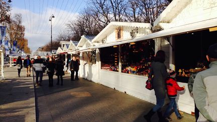 Le marché de Noël des Champs-Elysées, à Paris, le 21 décembre 2015. (CAMILLE ADAOUST / FRANCETV INFO)