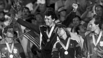 Pierre Quinon (1er) et Thierry Vigneron (3e) sur le podium de la perche à Los Angeles en 1984 (UPI)