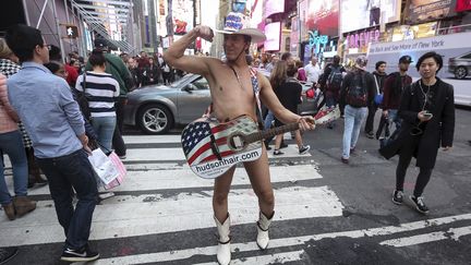 De quoi, également, faciliter la tâche à cet étrange cowboy, dénudé au milieu des gratte-ciel de Manhattan, le 24 décembre. (CARLO ALLEGRI / REUTERS)