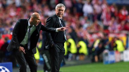 &nbsp; (Avant d'entraîner la réserve du Real, Zinédine Zidane a officié comme assistant de Carlo Ancelotti © Maxppp)