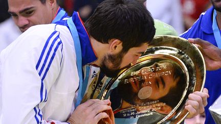 Nikola Karabatic admire le trophée de champion d'Europe (JONATHAN NACKSTRAND / AFP)