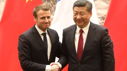 Le président Emmanuel Macron et le président Xi Jinping se serrent la main lors d'une conférence de presse à Pékin, mardi 9 janvier 2018.&nbsp; (LUDOVIC MARIN / AFP)