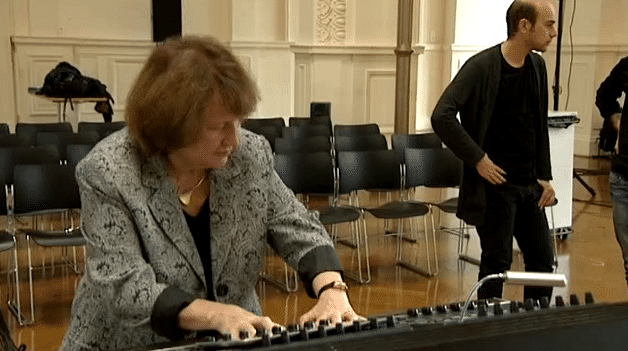 Annette Vande Gonne au "clavier"
 (France 3)