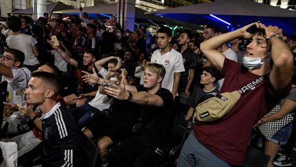 Des supporters de l'Olympique Lyonnais suivent la demi-finale de la Ligue des champions contre le Bayern de Munich, place des Terreaux à Lyon. (MAXIME JEGAT / MAXPPP)