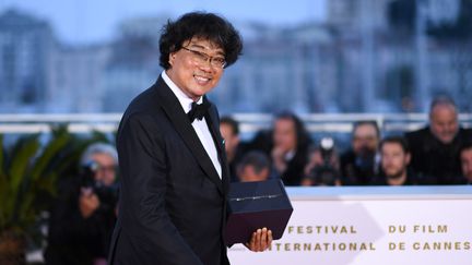 Le réalisateur sud-coréen Bong Joon-ho&nbsp;Palme d'or du 72e Festival de Cannes pour "Parasite", 25 mai 2019 (LOIC VENANCE / AFP)