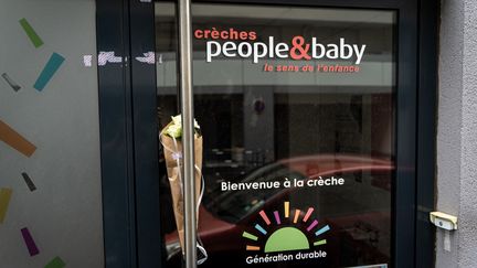 Un bouquet de fleur déposé devant la crèche, le 27 juin 2022, à Lyon. (NICOLAS LIPONNE / HANS LUCAS / AFP)