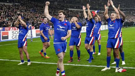 Les joueurs français célèbrent leur impressionnante victoire face à la Nouvelle-Zélande au Stade de France, le 20 novembre 2021. (CHRISTOPHE ENA/AP/SIPA)