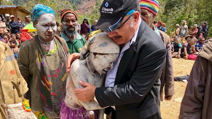 Le premier ministre Peter O'Neill réconforte des habitants de Tari en Papouasie-Nouvelle-Guinée après un séisme, le 7 mars 2018. (PNG PRIME MINISTERS OFFICE / AFP)