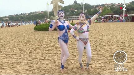 Deux chinoises portant un facekini. (France 2)