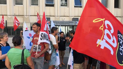 Les manifestants devant les bureaux de l'inspection académique de Marseille. (Hugo Charpentier)