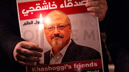 Un poster en hommage au journaliste saoudien&nbsp;Jamal Khashoggi à Istanbul (Turquie), le 25 octobre 2018.&nbsp; (YASIN AKGUL / AFP)