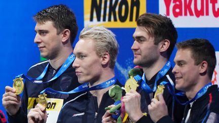 Les nageurs russes Andrei Minakov, Kirill Strelnikov, Vladimir Morozov et Kliment Kolesnikov sur le podium des Championnats du monde en petit bassin à Abu Dhabi, le 20 décembre 2021. (ALEXANDER VILF / SPUTNIK via AFP)