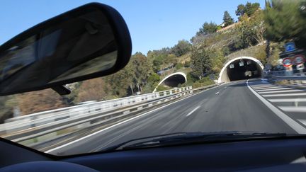 L'entr&eacute;e d'un tunnel de l'autoroute A8 vue d'une voiture,&nbsp;le 01 f&eacute;vrier 2012 &agrave; Nice (Alpes-Maritimes). (VALERY HACHE / AFP)