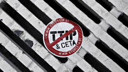 Un autocollant&nbsp;anti-Ceta lors d'une manifestation le 27 octobre 2016, à Bruxelles (Belgique). (ALEXANDROS MICHAILIDIS / SOOC / AFP)