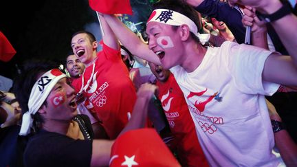 Des touristes japonais en visite en Turquie c&eacute;l&egrave;bre l'attribution de l'organisation des Jeux olympiques de 2020 &agrave; Tokyo, le 7 septmbre 2013. (MURAD SEZER / REUTERS)