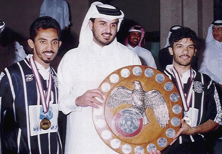 Tamim Ben Hamad Al Thani lorsqu'il était président du club de football d'Al-Sadd, le 9 mars 2000 à Doha. (KARIM JAAFAR / AFP)