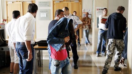 Un t&eacute;moin arrive au tribunal, &agrave; Marseille (Bouches-du-Rh&ocirc;ne), le 8 juillet 2014, pour le proc&egrave;s des six personnes accus&eacute;es de traite d'&ecirc;tres humains. (  MAXPPP)