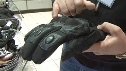 Deux-roues : le port de gants désormais obligatoire