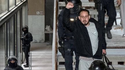 Arrestation du rappeur catalan Pablo Hasel&nbsp; par la police à l'université de Lleida, (à 150 kms à l'ouest de Barcelone), le 16 février 2021 où il s'était barricadé. (J. MARTIN / AFP)