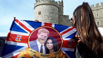 Une jeune femme devant le château de Windsor où le prince Harry et de l'Américaine Meghan Markle célèbrent leur mariage samedi 19 mai.&nbsp; (BENJAMIN ILLY / RADIO FRANCE)