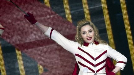 Pendant ce temps-l&agrave;, la vraie Madonna entamait sa tourn&eacute;e MDNA Tour &agrave; Tev Aviv (Isra&euml;l) en se prenant pour une majorette. (JACK GUEZ / AFP)