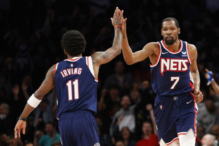 Kyrie Irving et Kevin Durant, joueurs des Brooklyn Nets face aux Indiana Pacers, le 8 avril 2022 au Barclays Center. (SARAH STIER / AFP)