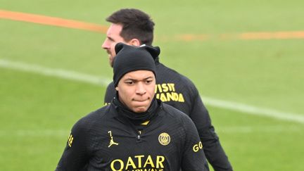 Kylian Mbappé, à l'entraînement avec Lionel Messi au Camp des Loges, à la veille du match contre Montpellier, le 31 janvier. (BERTRAND GUAY / AFP)