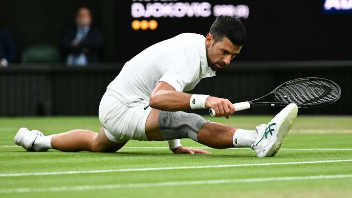 Novak Djokovic face à Holger Rune lors du huitième de finale de Wimbledon face à Holger Rune, le 8 juillet 2024. (BEN STANSALL / AFP)
