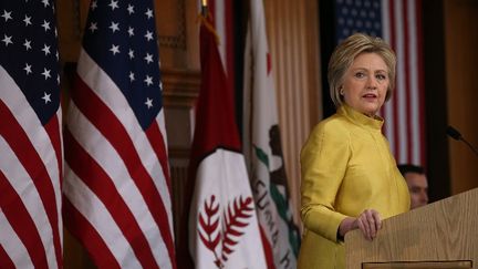 La candidate à l'investiture démocrate pour la présidentielle américaine, Hillary Clinton, à l'université de Stanford (Etats-Unis), le 23 mars 2016. (JUSTIN SULLIVAN / GETTY IMAGES NORTH AMERICA / AFP)