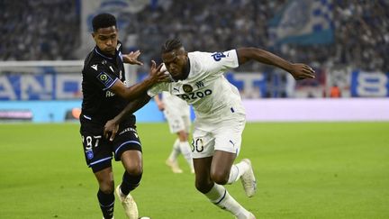 Nuno Tavares prend Rayan Raveloson de vitesse, le 30 avril 2023. (CLEMENT MAHOUDEAU / AFP)