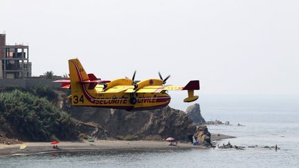 Un bombardier d'eau français se réapprovisionne au large de la ville de Bejaia, afin de combattre les feux de forêt en Algérie, le 13 août 2021. (AFP)