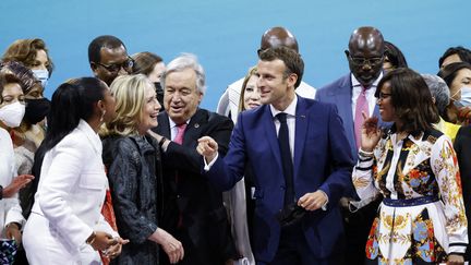 L'ancienne secrétaire d'Etat américaine Hillary Clinton (à gauche), le secrétaire général de l'ONU António Guterres, le président français Emmanuel Macron (au centre) et la ministre déléguée à l'Egalité Elisabeth Moreno, lors du Forum Génération Egalité à Paris le 30 juin 2021. (LUDOVIC MARIN / AFP)